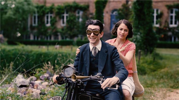 Die Filmstarts der Woche Franz Kafka (Sabin Tambrea) und Dora Diamant (Henriette Confurius) feiern für einen Moment „Die Herrlichkeit des Lebens“.