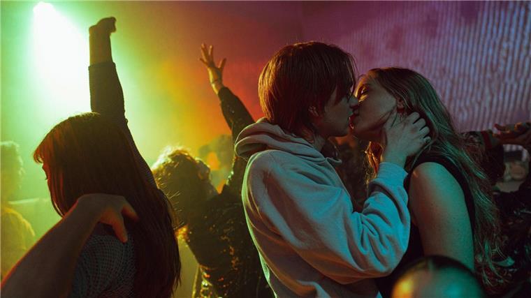 „Flunkyball“ - Ode an die Liebe und ein Saufspiel Franz (Laurids Schürmann) und Zoe (Lena Klenke) küssen sich im Club.