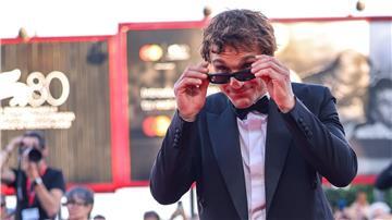 Franz Rogowski kommt zur Premiere des Films „Lubo“ bei den 80. Internationalen Filmfestspielen in Venedig.