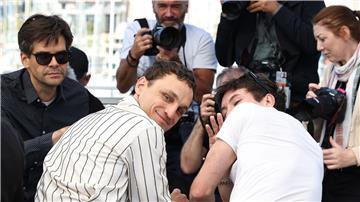 Franz Rogowski (l) und Barry Keoghan stellen ihren Film „Bird“ in Cannes vor.