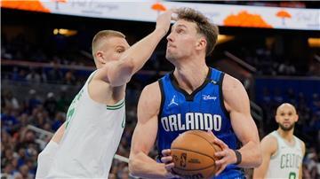 Franz Wagner (rechts) führte die Orlando Magic mit 32 Punkten zum Sieg gegen die Boston Celtics.