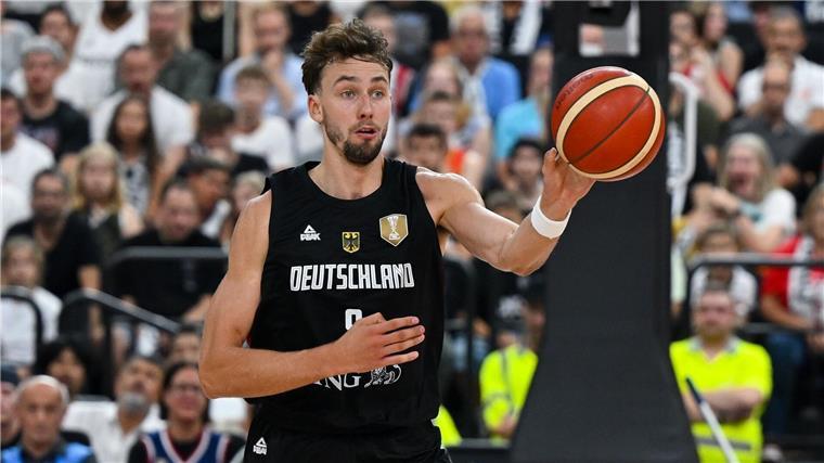 Deutsche Basketballer gewinnen Krimi in Spanien Franz Wagner und die deutschen Basketballer schlagen Spanien.