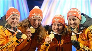 Franziska Hildebrand, Vanessa Hinz, Laura Dahlmeier und Franziska Preuß mit ihren Goldmedaillen 2015.