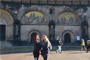 Franziska (links) und Julia haben die Ausstellung konzipiert. 