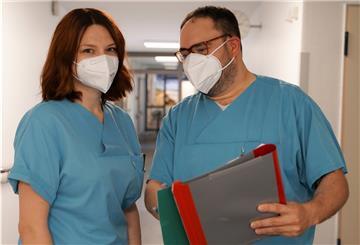 Franziska Niemann (links), hier mit Pflegefachkraft Stefan Schmieder, hat sich entschieden, nach ihrem Bundesfreiwilligendienst eine Ausbildung zur Pflegefachkraft im St. Bernhard-Hospital zu beginnen.