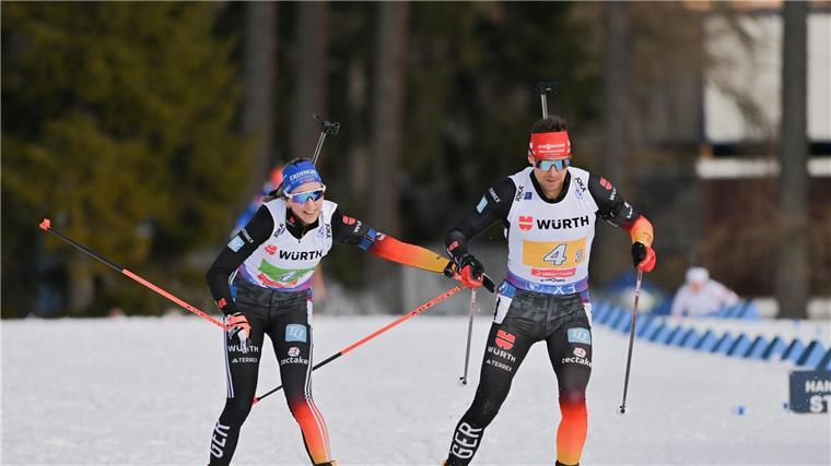Mit letzter Kraft ins Ziel: Biathleten feiern WM-Bronze Franziska Preuss (l) übergibt als Vierte auf Philipp Nawrath.