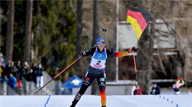 Meisterstück für WM-Gold: Preuß weint am Ziel ihrer Träume Franziska Preuß läuft mit der deutschen Fahne ins Ziel.