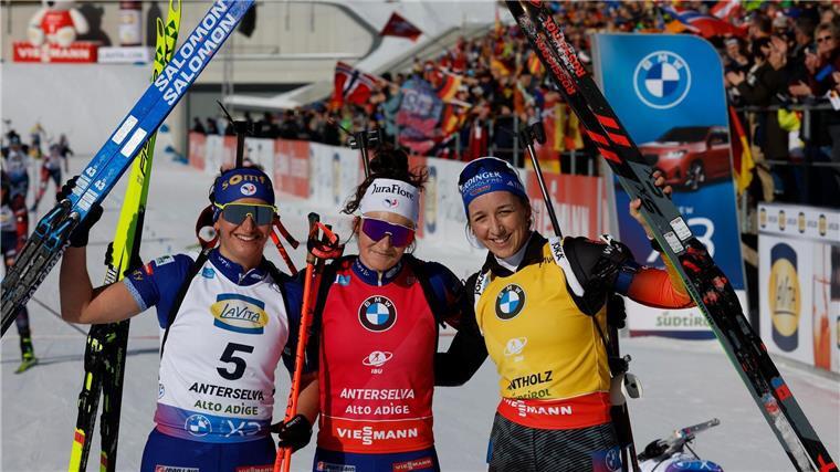 Franziska Preuß (rechts) kämpft gegen Lou Jeanmonnot (Mitte) um den Sieg im Gesamtweltcup.