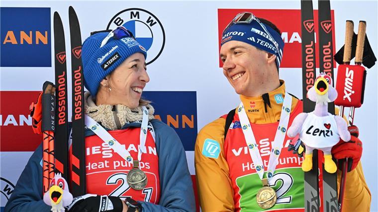 „Fantastisch gemacht“: WM-Bronze für Preuß und Strelow Franziska Preuß und Justus Strelow strahlen auf dem Siegerpodest.