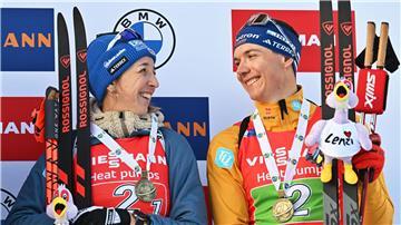 Franziska Preuß und Justus Strelow strahlen auf dem Siegerpodest.