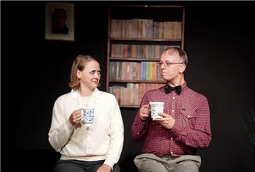 Ein Mann und eine Frau trinken Kaffee.