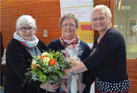 Frau des Jahres in der Gemeinde Loxstedt ist Thea Schmidt-Eylers (Mitte), die die Auszeichnung von Laudatorin Gerlind Baum (rechts) entgegen nahm. Es gratulierte Susanna Köster, Ortsvorsteherin in Nesse.
