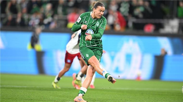 Werder schlägt HSV: Rekordkulisse beim Nordderby Frau des Spiels: Larissa Mühllhaus verwandelte gleich zwei Handelfmeter für Werder.