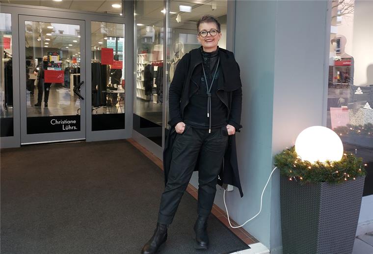 Weihnachtliche Atmosphäre lädt zum regionalen Shopping ein Frau Lührs, stellvertretende Vorsitzende des City Skipper Bremerhaven e.V.