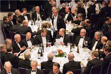Frauen sind hier unerwünscht: Festlich bekleidete Gäste sitzen im Congress Centrum in Bremen während des Eiswettfests des Vereins Eiswette von 1829 an runden Tischen. Unser Foto stammt aus 2018.