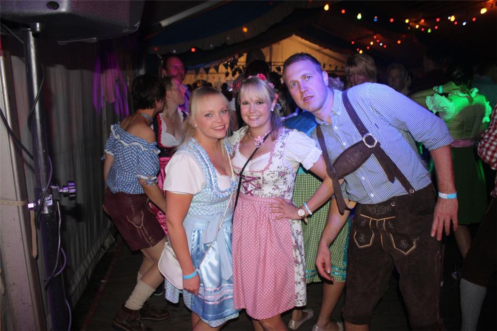 Frauen und Männer in bayerischer Tracht - sieht gut aus. Oktoberfest in Stinsted...