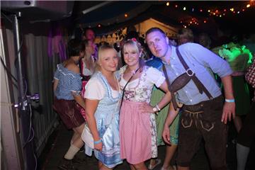 Frauen und Männer in bayerischer Tracht - sieht gut aus. Oktoberfest in Stinsted...