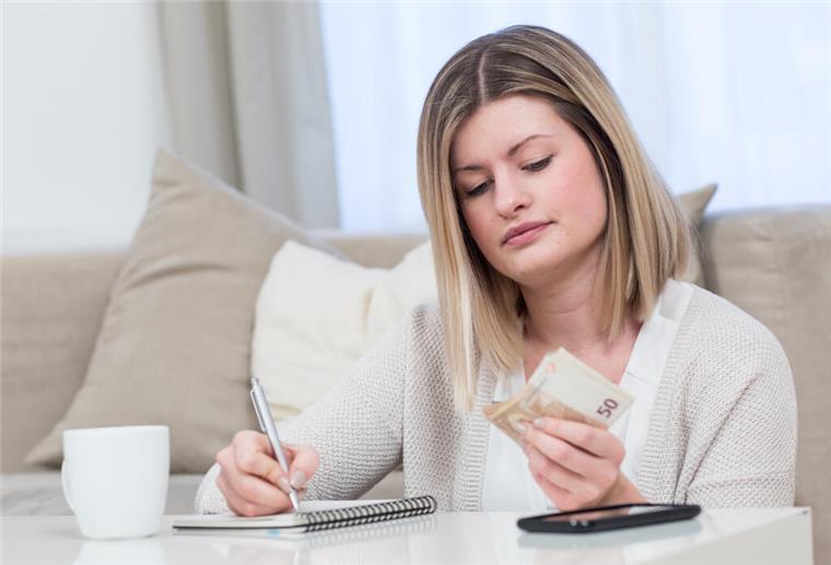 Eine Frau mit Geld in der Hand