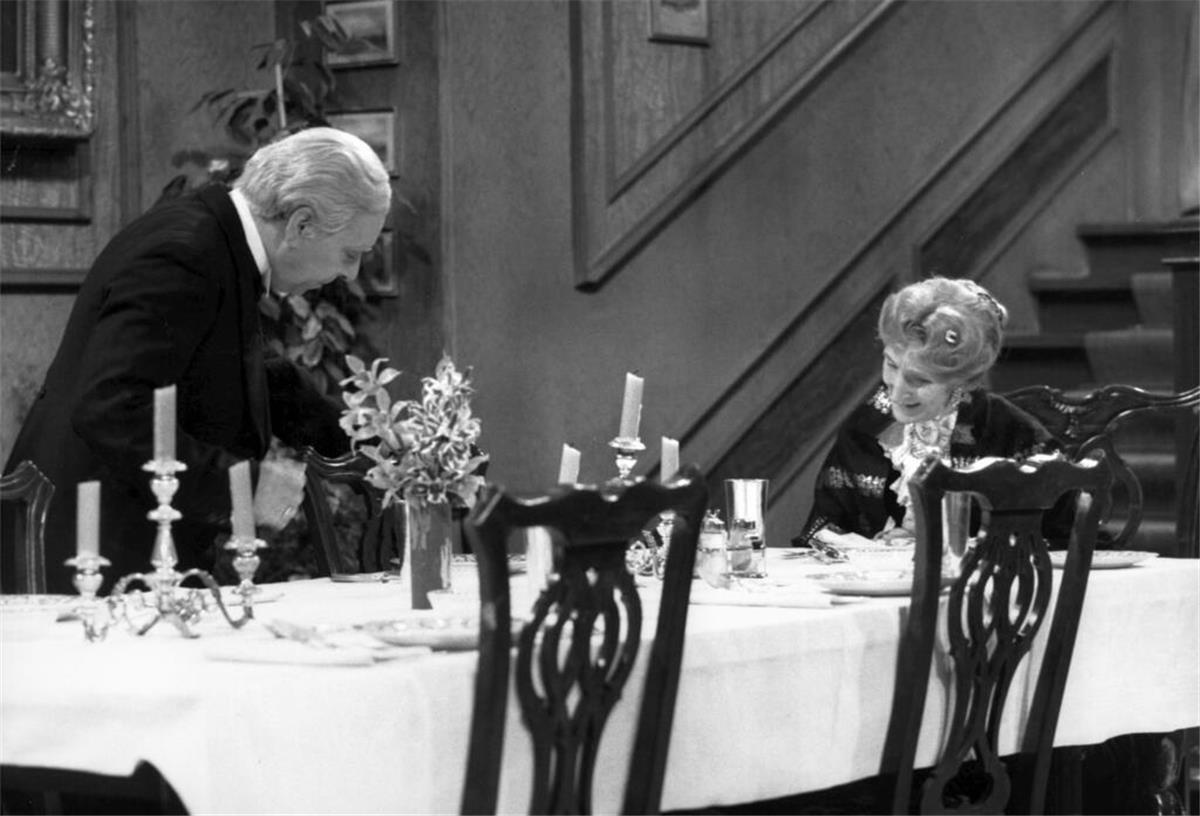 Freddie Frinton als Diener James und May Warden als alleinspeisende alte Dame Miss Sophie in einer Szene von «Dinner for One». 