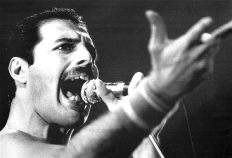 Freddie Mercury, Leadsänger der britischen Rockgruppe Queen, bei einem Auftritt im September 1984.