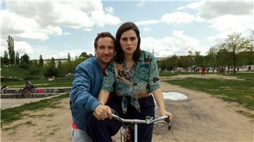 Frederick Lau als Mark und Nora Tschirner als Helena in einer Szene des Films „One For The Road“.