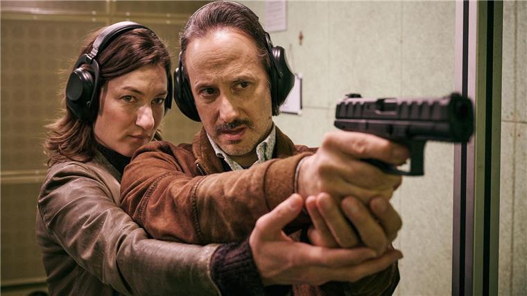 Frederike (Marie Leuenberger) bringt Ferdinand (Michael Ostrowski) das Schießen bei.