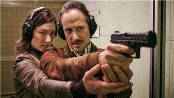 Frederike (Marie Leuenberger) bringt Ferdinand (Michael Ostrowski) das Schießen bei.