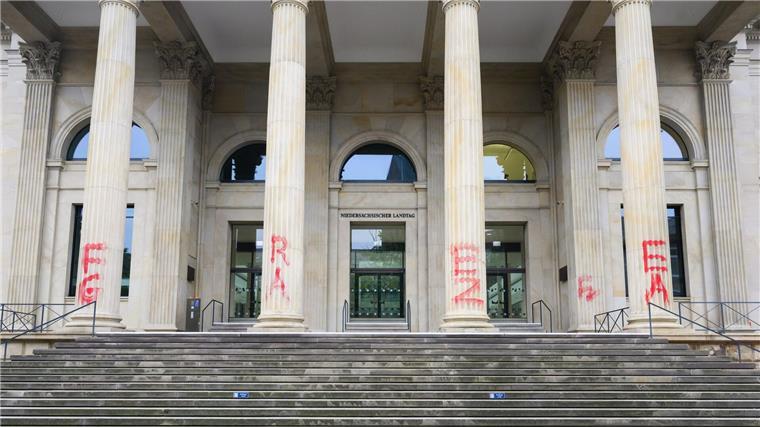 „Free Gaza“-Schmierereien am Landtag: Die Beseitigung der Farbe kostete rund 70.000 Euro. (Archivbild)