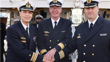 Fregattenkapitän Elmar Bornkessel (l) wird von Flotillenadmiral Jens Nemeyer (M) das Kommando über die „Gorch Fock“ übertragen.