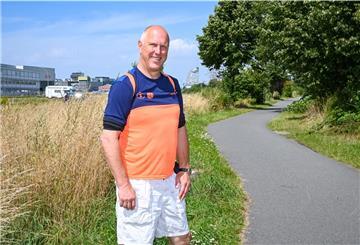 Fregattenkapitän Frank Reininghaus unterwegs auf dem "Maritimen Wanderweg" durch die Stadt.