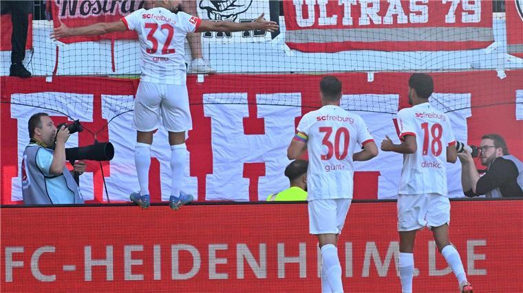 Freiburgs Grifo nach Doppelpack: „Ich bin sehr erholt“ Freiburgs Vincenzo Grifo jubelt nach seinen Toren.