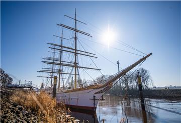 Freie Fahrt für die „Schulschiff Deutschland“: Das Segelschiff kann ohne teure Baggerarbeiten den Liegeplatz in Richtung Weser verlassen. Der Überführung nach Bremerhaven steht damit nichts mehr im Weg.