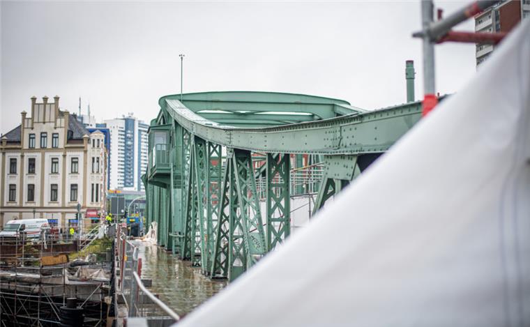 Freigabe der teilsanierten alten Geestebrücke für Fußgänger und Radverkehr. Weiterhin bleibt die Brücke für Kraftfahrzeuge gesperrt bis zur vollständigen Instandsetzung.