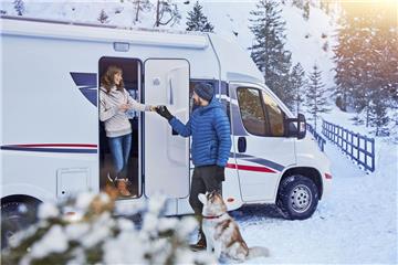 Freiheit auf vier Rädern: Immer mehr Wohnmobil-Fans genießen diese Form des Reisens auch in der kalten Jahreszeit. Eine Standheizung fürs Wohnmobil wärmt den Fahrerbereich vor und sorgt für klare Sicht ohne vereiste oder beschlagene Scheiben.