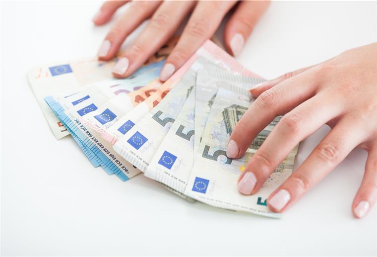 Freischaffende, professionell arbeitende Künstler aller Sparten können Einzelstipendien in Höhe von bis zu 7000 Euro erhalten.