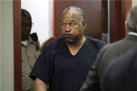 Freispruch vor 20 Jahren: Jetzt untersucht die Polizei ein Messer, dass angeblich im Garten von O.J. Simpson gefunden worden ist. Mit dem soll er seine damalige Ex-Frau und deren Freund mit Messertischen getötet haben. 

