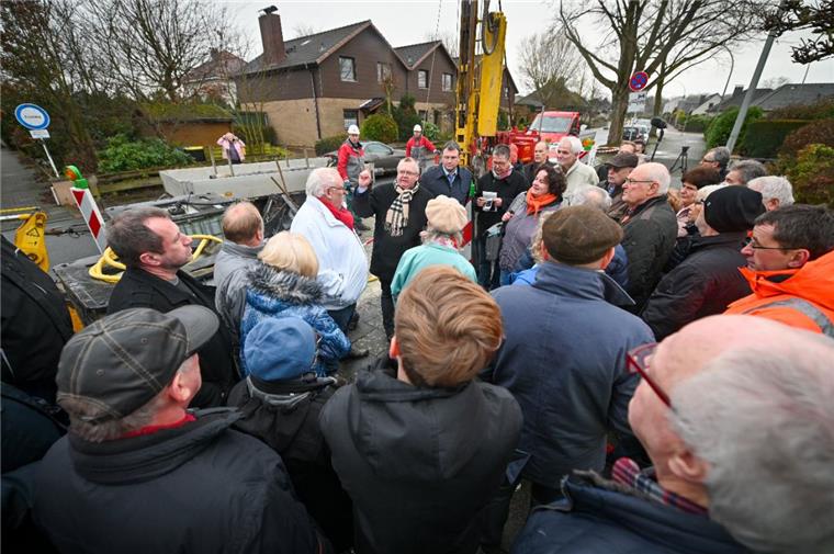 Bremerhaven: Grundwasseropfer dürfen auf Lösung hoffen Freitagmittag versammelten sich vom Grundwasseranstieg betroffene Hausbesitzer, Politiker sowie Behördenvertreter in der Flettnerstraße in Bremerhaven, um sich über die Brunnenbohrung und die hydrologische Untersuchung informieren zu lassen.