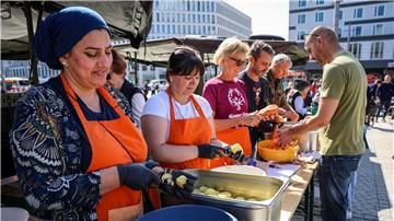 Freiwillige Helfer bereiten bei der Aktion „Offenes Essen für alle“ der Bremer Suppenengel.