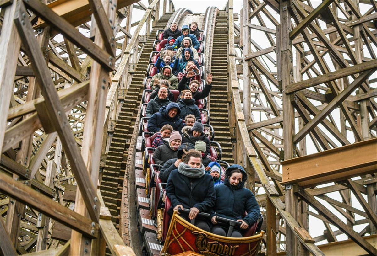Besucher während der Eröffnung des «Pre-Opening» zur 50. Saison im Europa-Park.