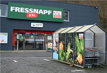 Das Logo von Fressnapf xxl-Markt hängt an der Fassade eines Marktes. Rewe will den Heimtiermarkt erobern: Die Supermarktkette plant 75 neue ZooRoyal-Filialen und nimmt damit Fressnapf ins Visier.