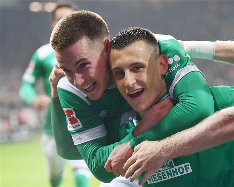 Eggestein-Brüder stellen längeren Verbleib bei Werder in Aussicht Freude bei Werder Bremen: Maximilian Eggestein (rechts) jubelt mit seinem Bruder Johannes über sein Tor.