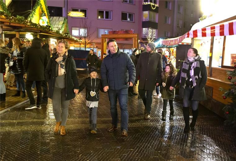 Langer Bremerhavener Weihnachtsmarkt steht bevor Passanten laufen auf dem Bremerhavener Weihnachtsmarkt.