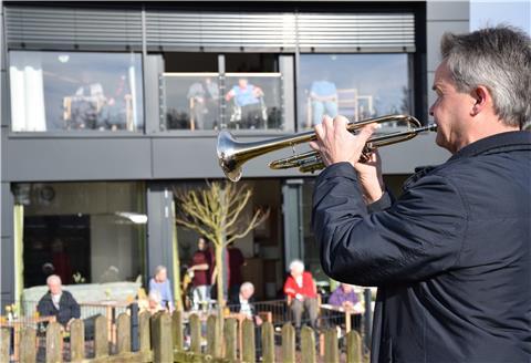 „Freude schöner Götterfunken“: Holger Hartmann spielt Lieder für die Bewohner der Seniorenresidenz in Zeven.