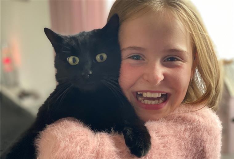 Freude über die Wiedervereinigung: Natalie Kümpel nimmt Kater Jojo in den Arm.
