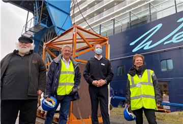 Freude über eine Riesenspende (von links): Manfred Jabs, Landesvorsitzender der Tafeln Bremen und Niedersachsen, Awo-Kreisvorsitzender Dr. Uwe Lissau, Simon Böttger, Kapitän der „Mein Schiff 6“, und Häfensenatorin Dr. Claudia Schilling. 