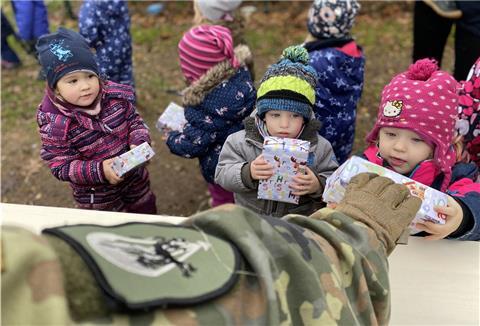 Freude über Geschenke vom Weihnachtsmann gab es im Selsinger Kindergarten „Die Arche“, überreicht von Soldaten der Bundeswehr aus der Kaserne Seedorf. Foto:
