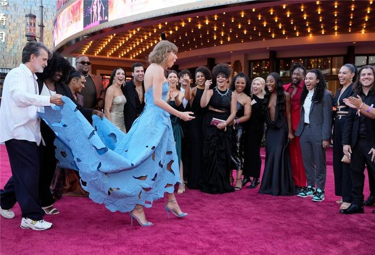 Freude und Ausgelassenheit bei Taylor Swift und ihrem Team.