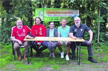 Freuen sich auf das Benefizspiel für den Tierschutzverein (von links): Paul Metternich, Tim Ebersbach (beide Rotenburger SV), Regina Buchhop (Tierheim Rotenburg) sowie Hansi Bargfrede und Andreas Kurth (beide Heeslinger SC). 