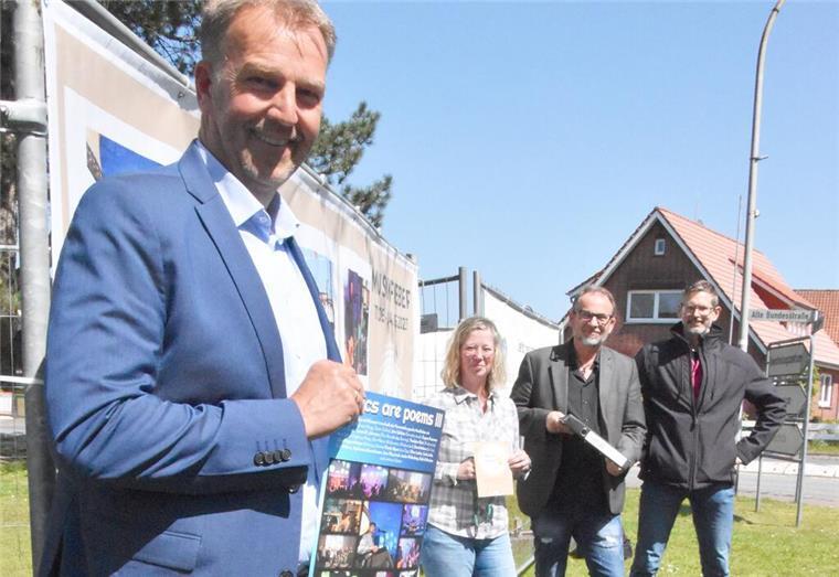 Musikfieber Beverstedt startet mit „Lyrics are Poems“ Beverstedts Bürgermeister Guido Dieckmann, die 1. Gemeinderätin Claudia Lühmann, Chef-Organisator Detlev Fänger und Musiker Andreas Frank.
