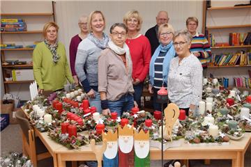 Freuen sich auf den Martinsbasar (von links): Maggie Hilgen, Ulrike Lohe, Andrea Kampen, Gerti Schmieder-Dudeck, Trudie Stuijt, Jürgen Tiemann, Edith Adler, Waltraud Scholz und Hannelore Engel. 